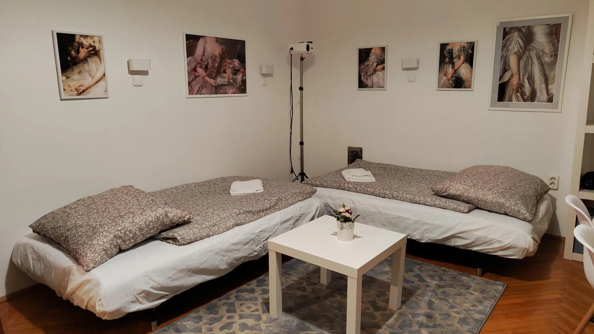 Hi!5 Spacious Apartment Budapest Palotanegyed 0*,  Macaristan